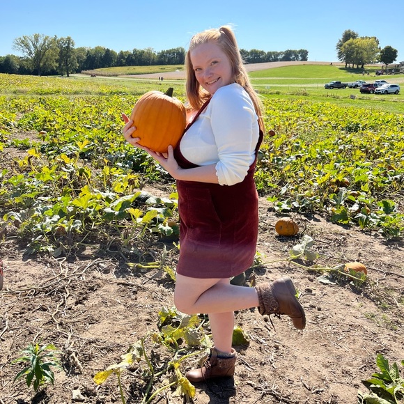 Meet your Posher, Amanda - Picture 2 of 3